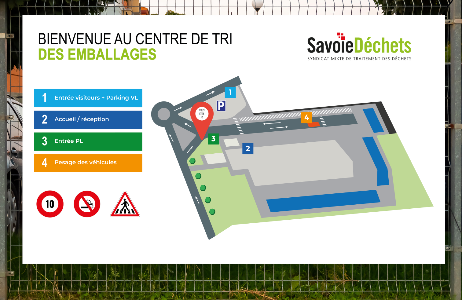 Panneau de bienvenue au centre de tri des emballages avec plan du site et consignes de sécurité pour les visiteurs.